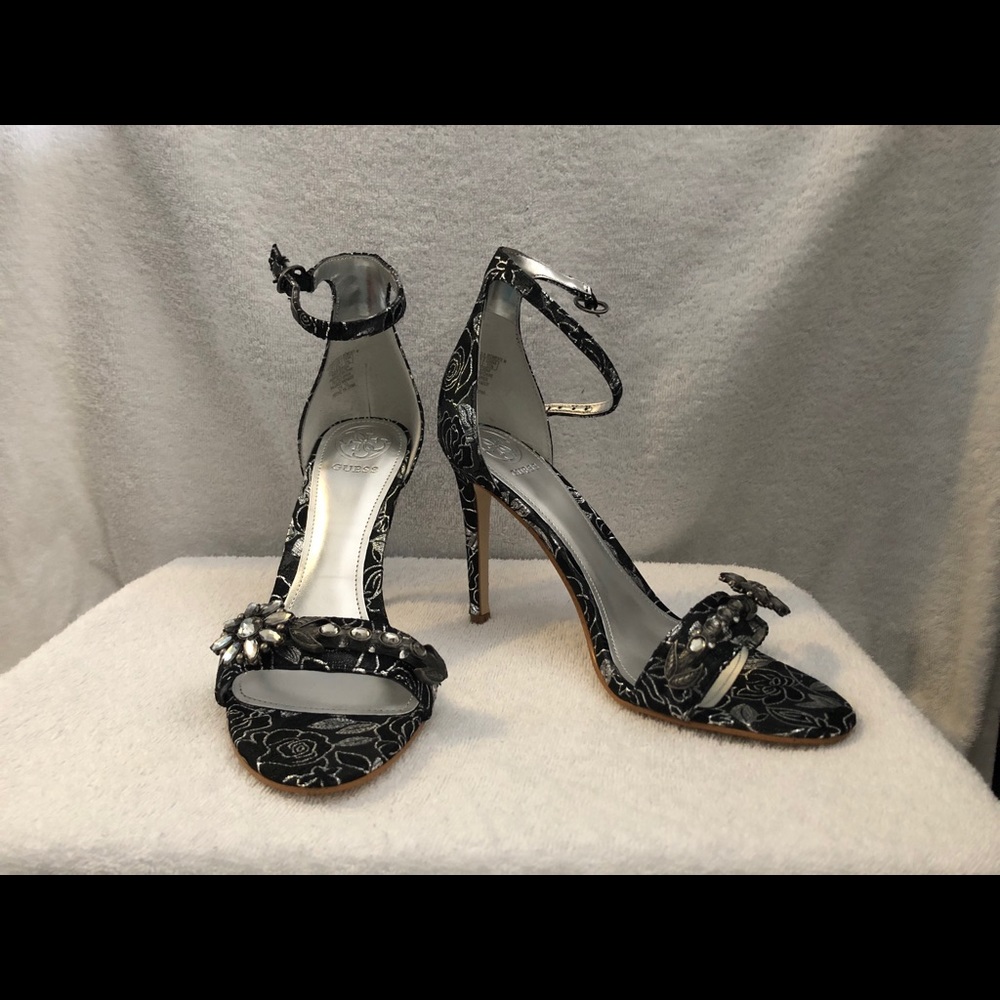 Guess strap sandal heel 4”